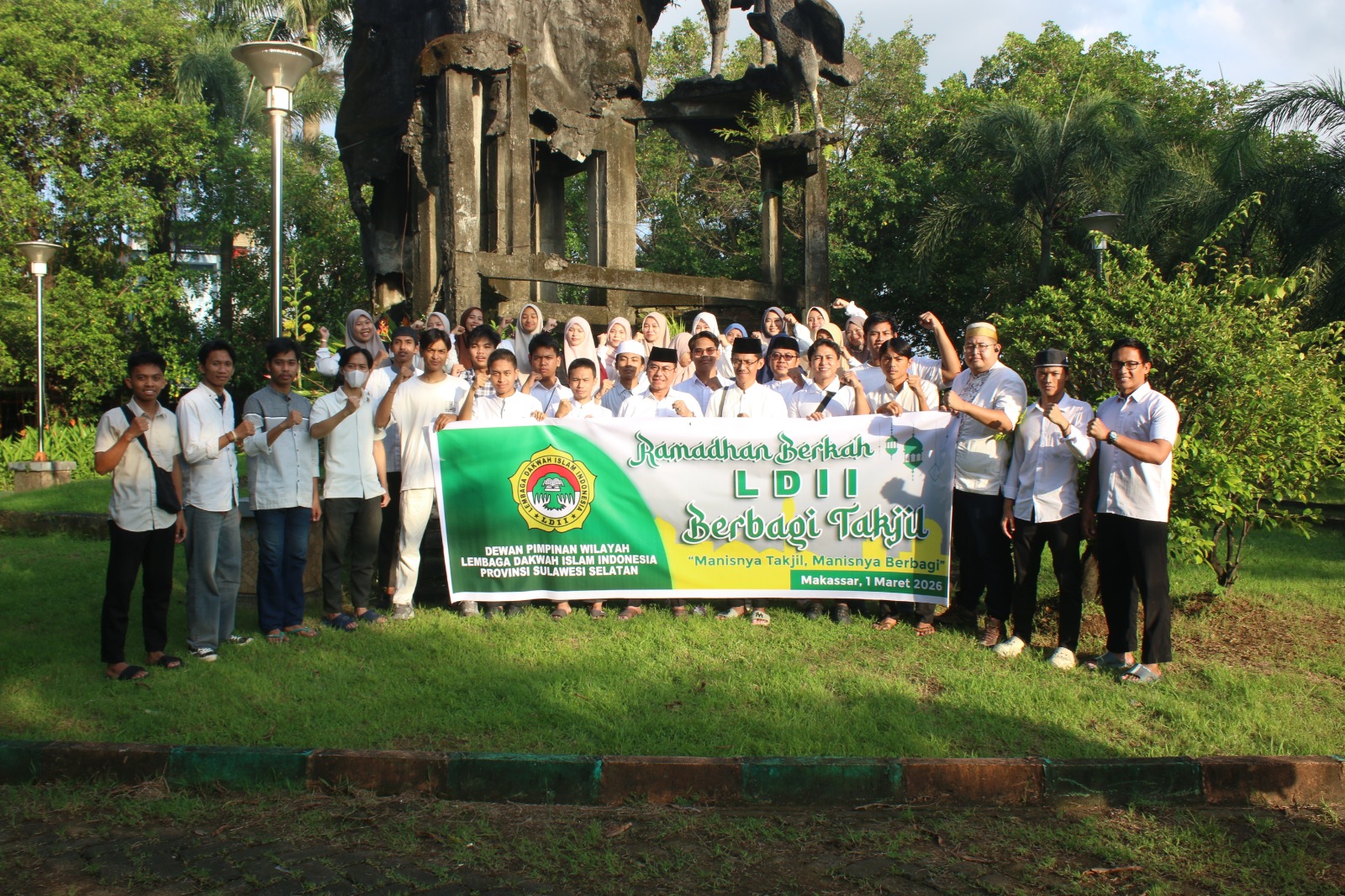 LDII Sulawesi Selatan Bagikan 400 Paket Takjil Ramadan 1447 H di Jalan Perintis Kemerdekaan Makassar
